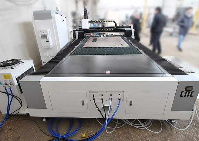 Волоконный лазер Gweike LF3015LN (базовая модель отдельный электрический шкаф с кондиционером) LF3015LN фото