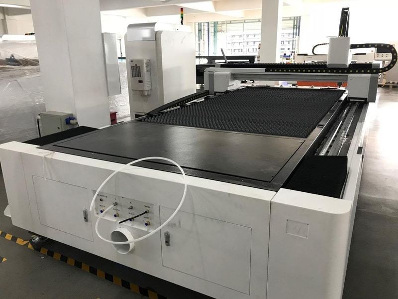 Волоконный лазер Gweike LF3015LN (базовая модель отдельный электрический шкаф с кондиционером) LF3015LN фото