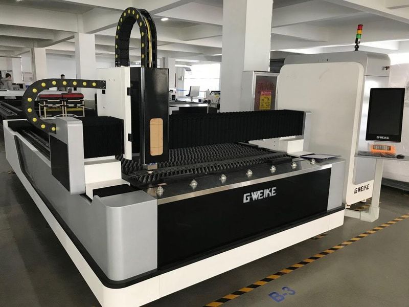 Волоконный лазер Gweike LF3015LN (базовая модель отдельный электрический шкаф с кондиционером) LF3015LN фото